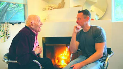 ゲイであることをカミングアウトした95歳のローマンさんに人気YouTuberが思いを聞く